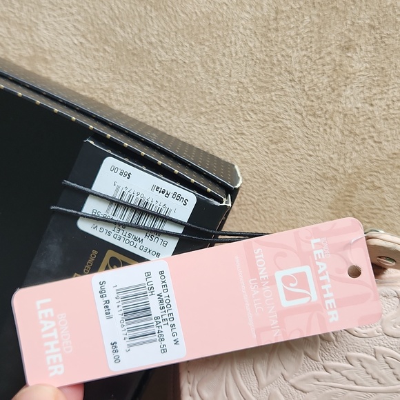 NWT ❗️ Stone Mountain blush tooled wristlet bonded leather - Picture 12 of 12